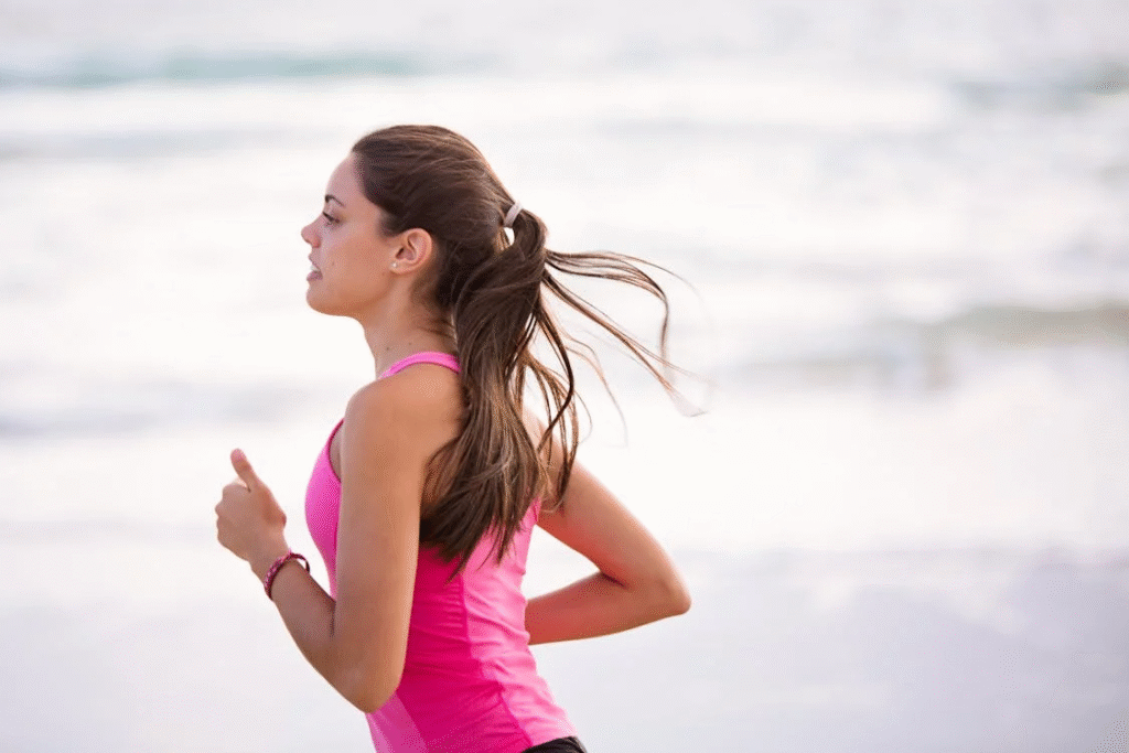 woman running to reduce belly fat naturally