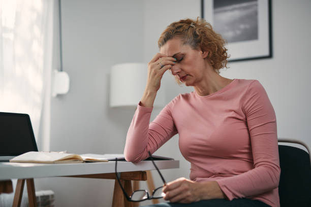 Woman in her 40s experiencing brain fog and memory lapses during perimenopause