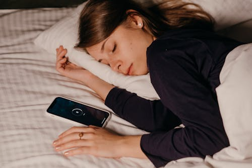 Sleep technology device measuring nighttime stress and cortisol patterns
